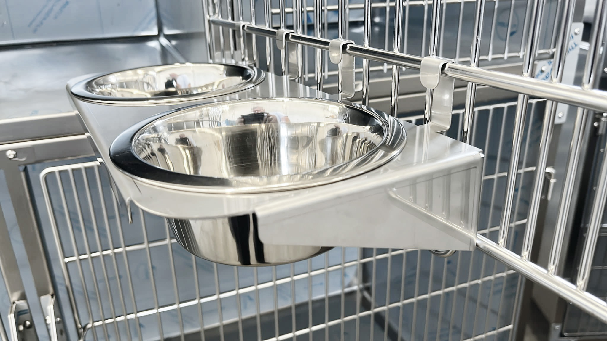 Fixed eating and drinking bowl